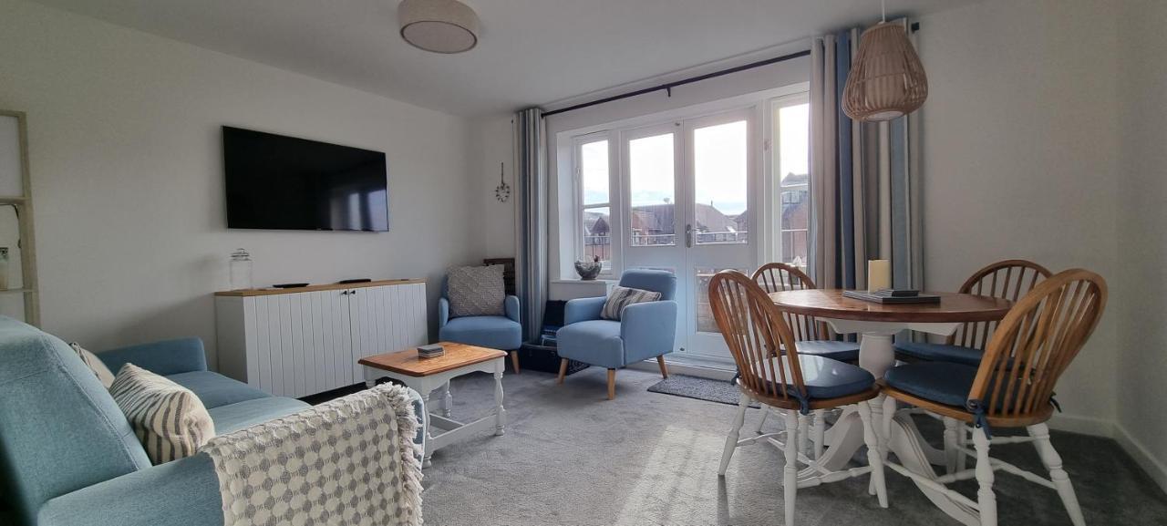 Апартаменты Hightide - 2 Bed With Parking, Balcony & Sea View. Суонидж Экстерьер фото
