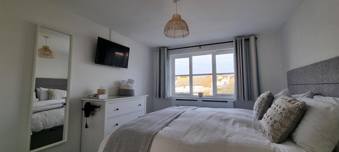 Апартаменты Hightide - 2 Bed With Parking, Balcony & Sea View. Суонидж Экстерьер фото