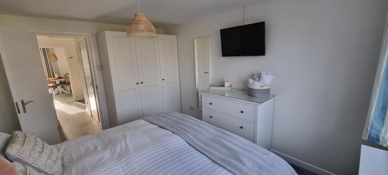Апартаменты Hightide - 2 Bed With Parking, Balcony & Sea View. Суонидж Экстерьер фото