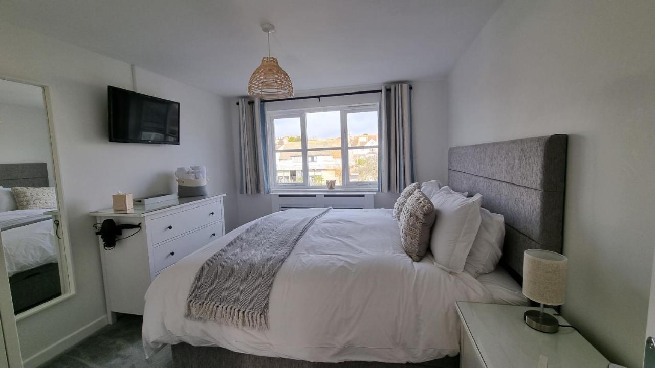 Апартаменты Hightide - 2 Bed With Parking, Balcony & Sea View. Суонидж Экстерьер фото