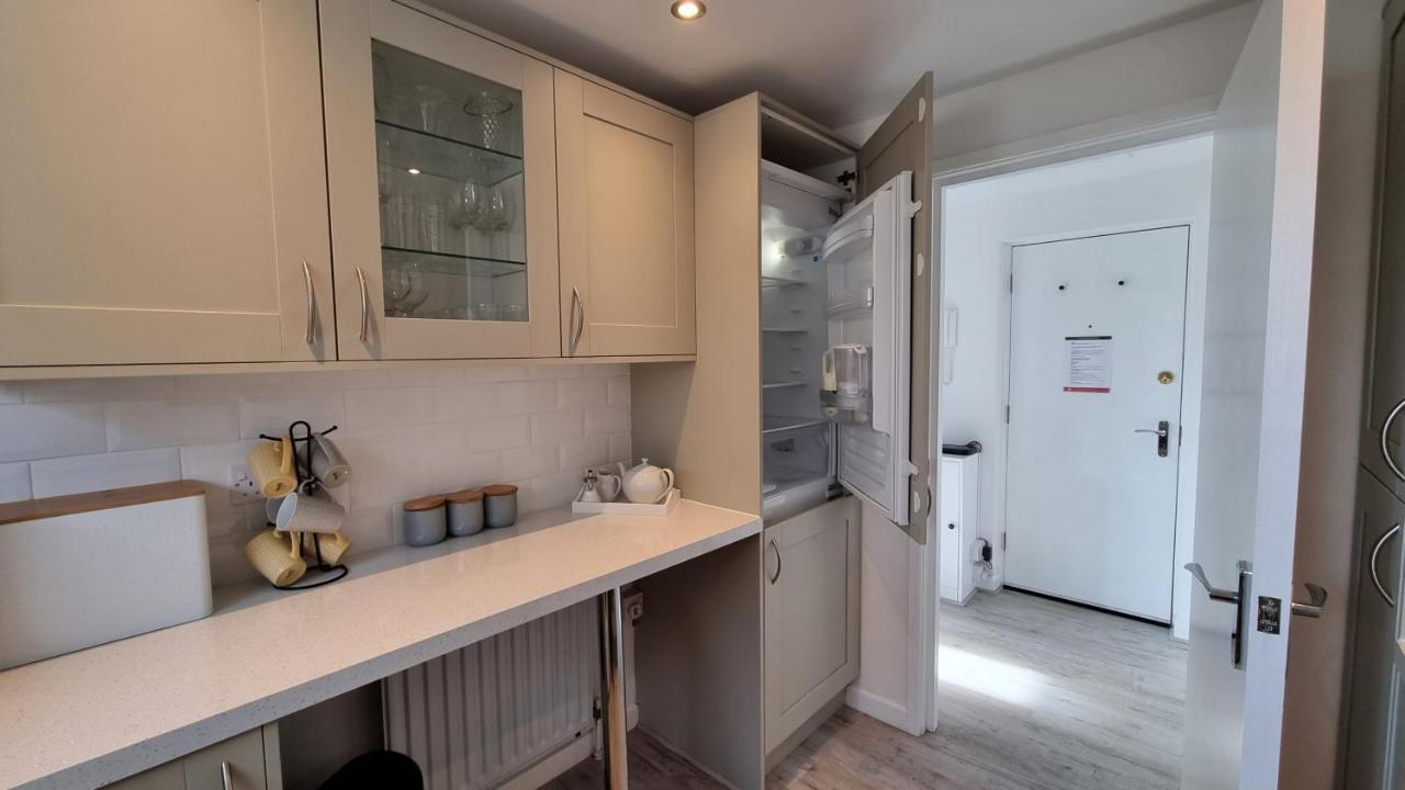 Апартаменты Hightide - 2 Bed With Parking, Balcony & Sea View. Суонидж Экстерьер фото