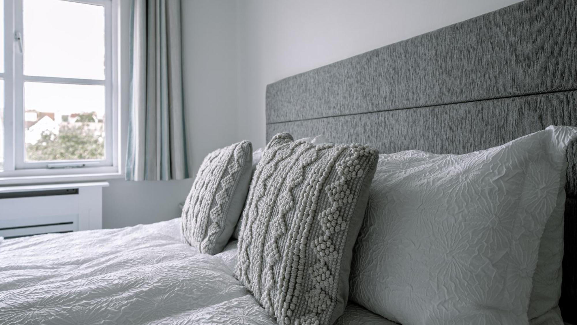 Апартаменты Hightide - 2 Bed With Parking, Balcony & Sea View. Суонидж Экстерьер фото